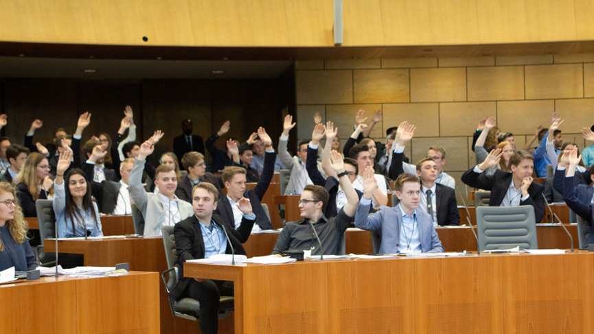 Abstimmung des Jugend-Landtags 2018 im Plenarsaal. (Foto: Landtag NRW) Abstimmung des Jugend-Landtags 2018 im Plenarsaal. (Foto: Landtag NRW)
