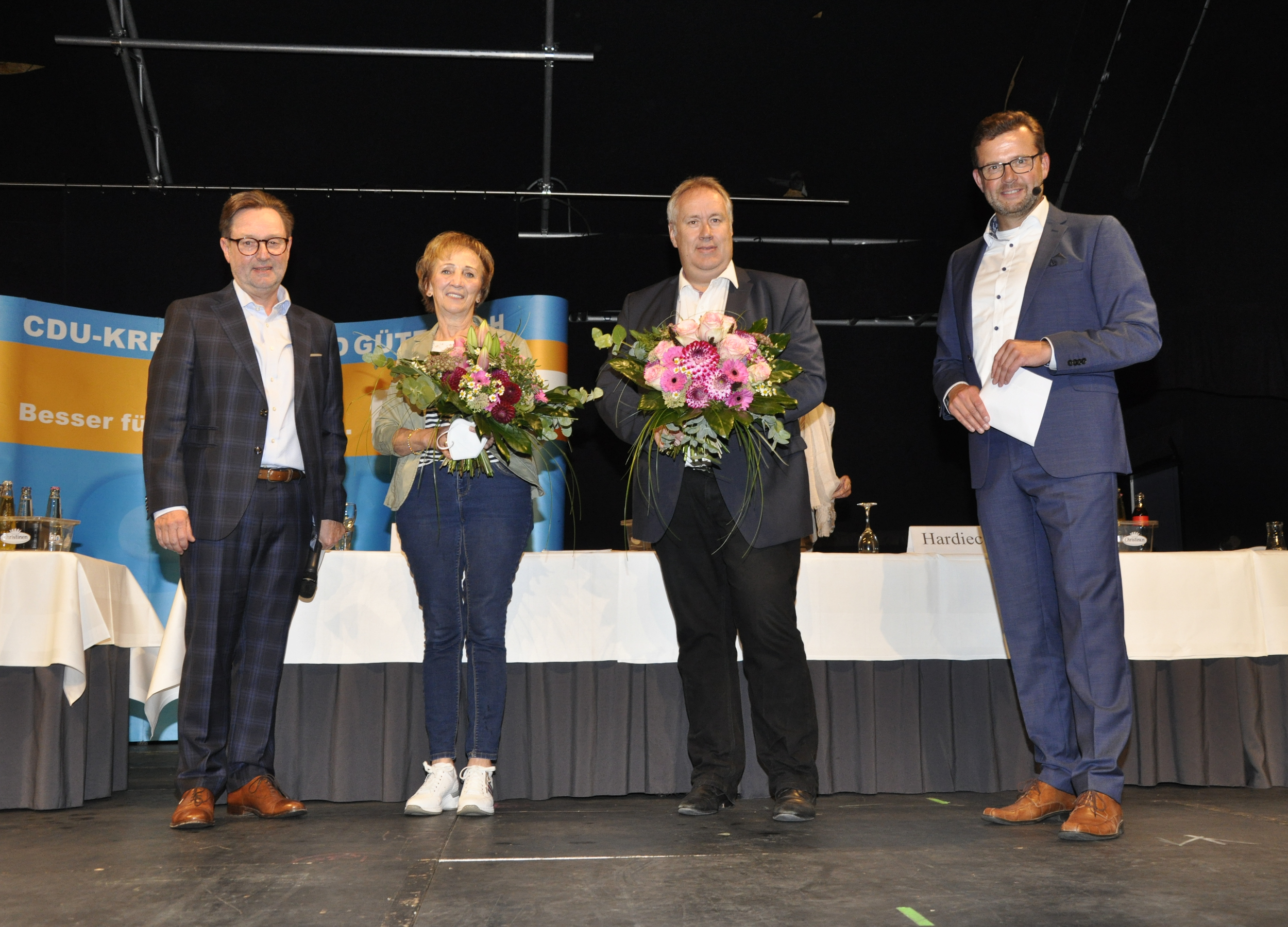 Zum Dank für die erfolgreiche Mitgliederwerbung gab es Blumen: Über 138 neue CDU-Mitglieder freuten sich (v.l.) Ulrich Wesolowski, Marianne Kampwerth, Axel Reimers und Raphael Tigges.