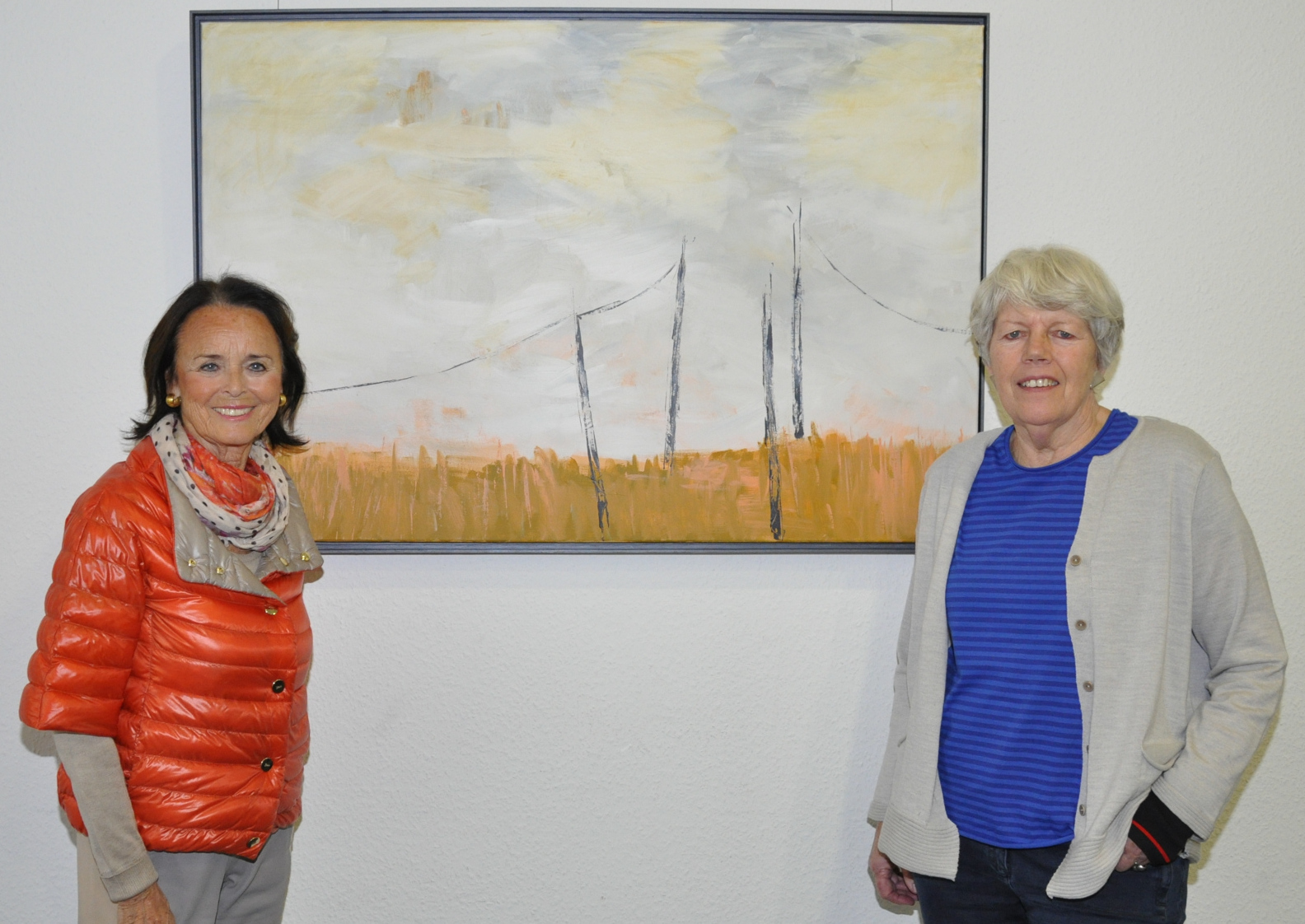 Elke Hardieck und Rita Riedel (v.l.) in der Ausstellung im Konrad-Adenauer-Haus in Gütersloh.
