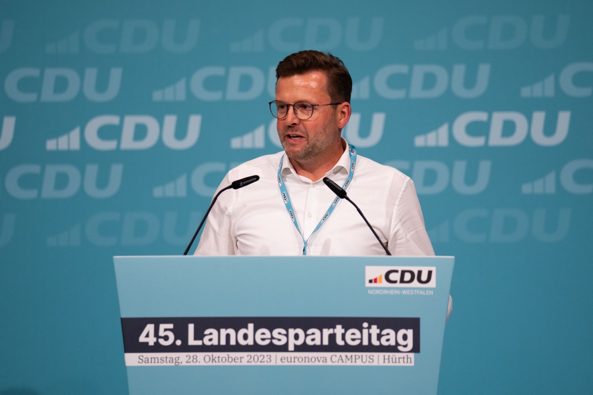 Raphael Tigges betont bei seiner Bewerbungsrede für den Landesvorstand vor allem die Stärkung der kommunalen Stadt- und Gemeindeverbände der CDU | Foto: © Paul Schneider / CDU NRW