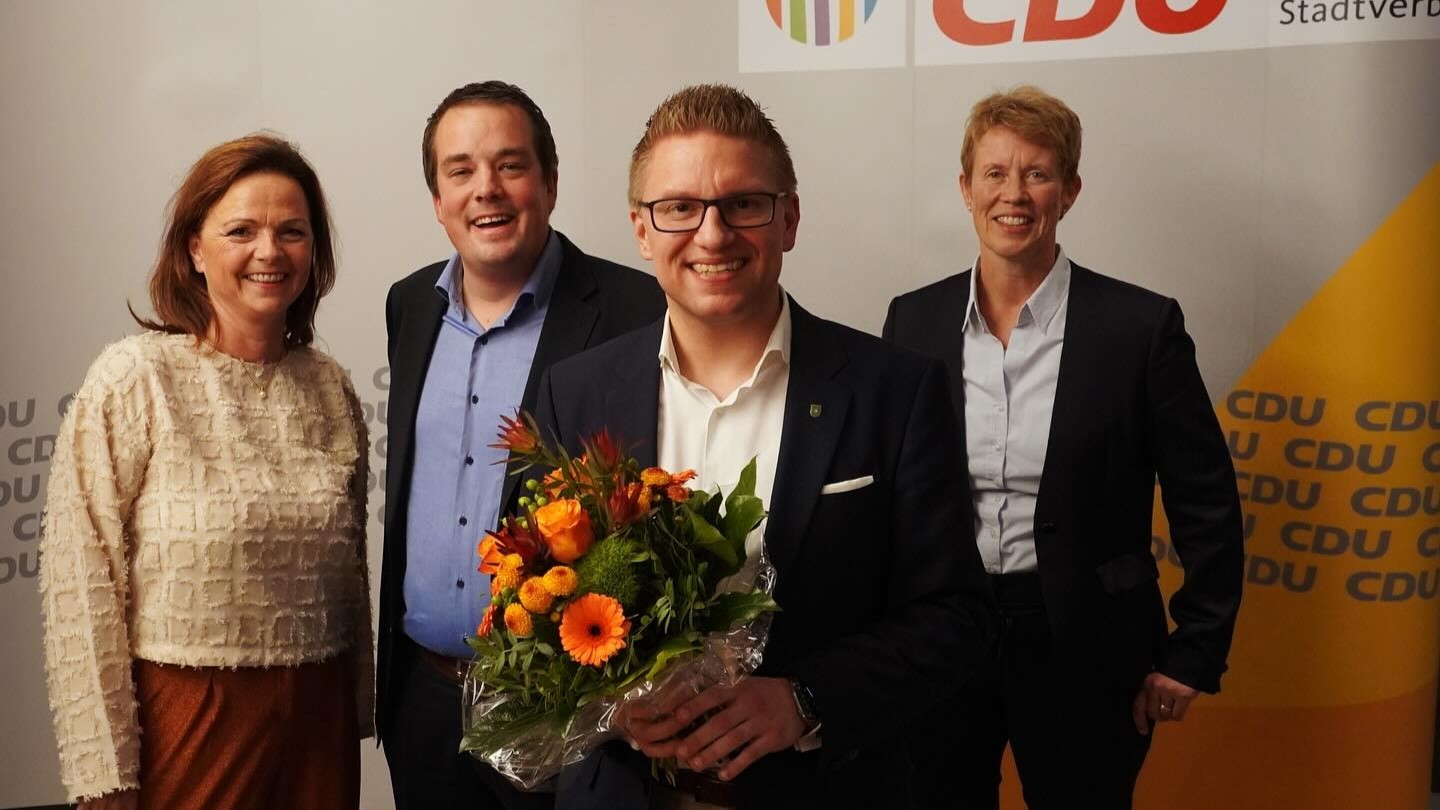 Die CDU steht geschlossen hinter Robin Rieksneuwöhner (3. v.l.). Die CDU-Fraktionsvorsitzende Gabrielle Nitsch, der Stadtverbandsvorsitzender Sebastian Dahlkötter und die stellvertretende Stadtverbandsvorsitzende Anke Lüddemann (v.l.) gratulieren dem gewä