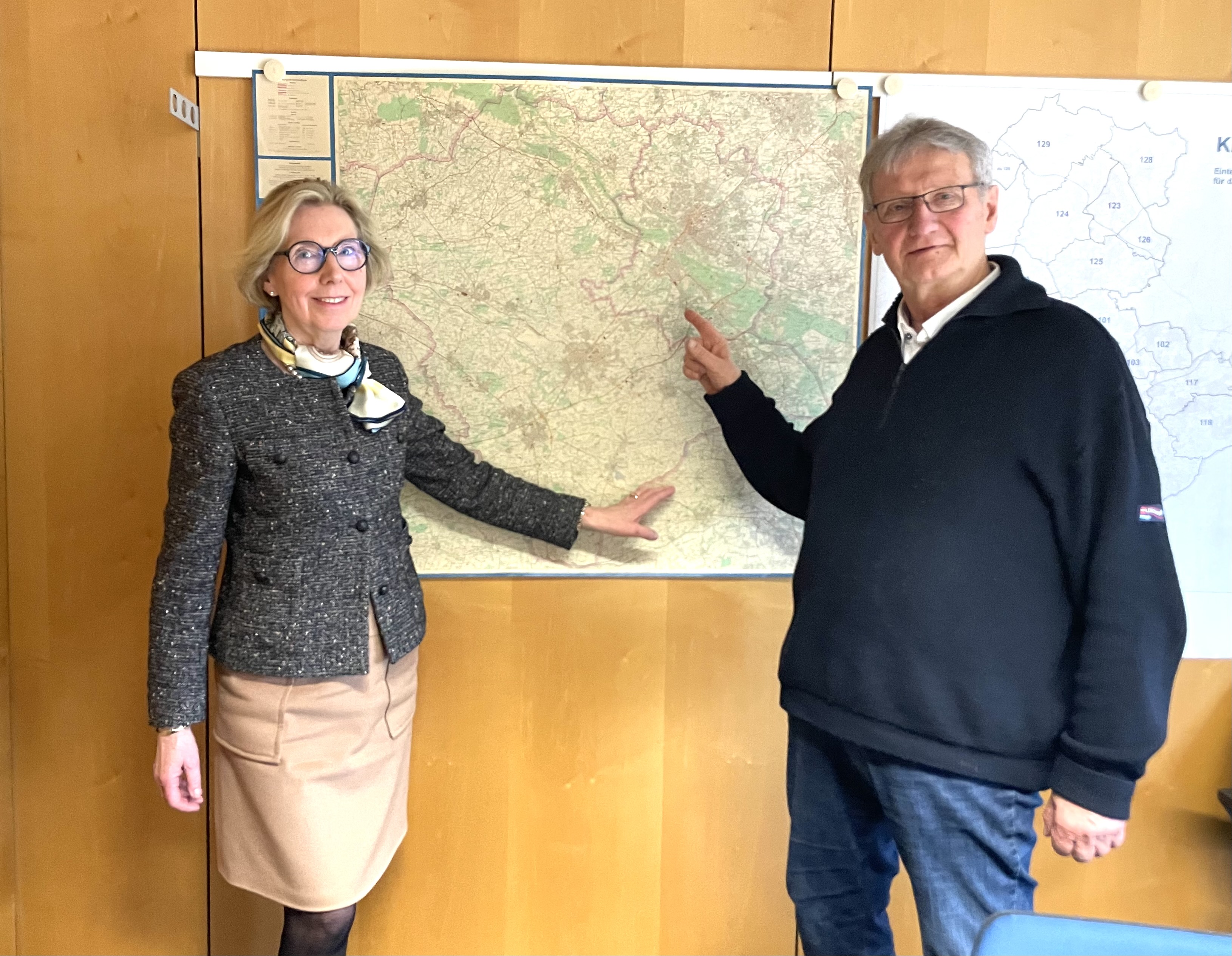 Henrika K�ppers und Dr. Heinz-Josef S�keland schauen auf der Karte nach, mit welchen Nachbarkreisen Kooperationen m�glich sind.