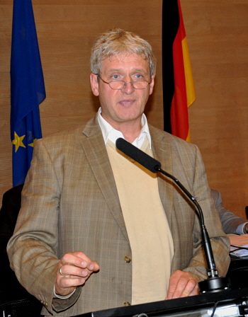 Warb im Kreistag erfolgreich für die Zustimmung zum Optionsantrag: CDU-Fraktionsvorsitzender Dr. Heinrich Josef Sökeland. Warb im Kreistag erfolgreich für die Zustimmung zum Optionsantrag: CDU-Fraktionsvorsitzender Dr. Heinrich Josef Sökeland.